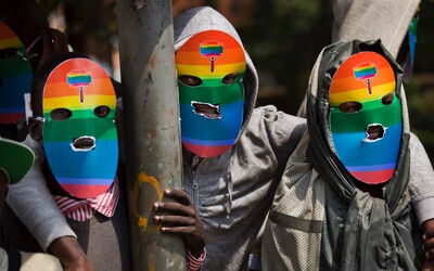 Mŕtve telo známeho módneho návrhára a LGBT+ aktivistu našli pohodené v kovovej škatuli pri ceste v Keni