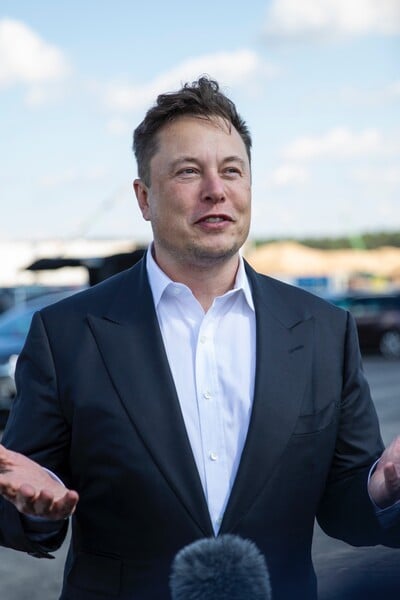 Musk oficiálne spustil Grokipediu. Je postavená na AI a konkurovať má Wikipedii