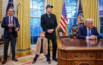 Muskův syn baví internet. Během konference se dloubal v nose a lidi okolo napomínal, aby mlčeli