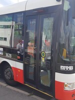 Muž byl řidičem trolejbusu v Brně vyzván, aby si nasadil roušku. Ten mu za to prokopl dveře