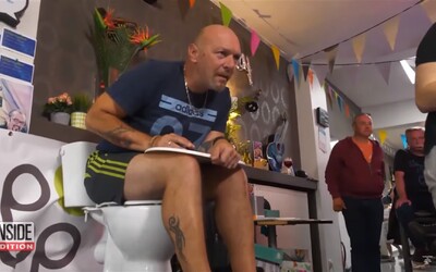 Muž chtěl překonat bizarní rekord v sezení na záchodě. Zvládl úctyhodných 5 dní