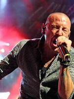 Muž chtěl spáchat sebevraždu, žena ho díky písničce od Linkin Park přesvědčila, aby neskákal