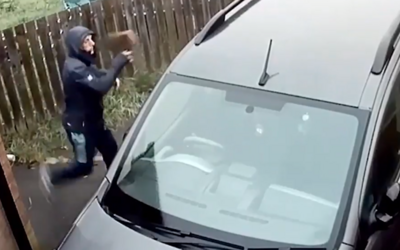 Muž chcel tehlou rozbiť okno auta, odrazila sa mu naspäť do tváre a zranila ho. Všetko zaznamenala kamera