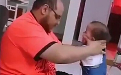 Muž fackal svoju malú dcérku pri tom, ako ju učil chodiť. Polícia ho vypátrala vďaka influencerom