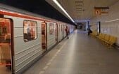 Muž kopl do soupravy metra, spadl a zaklínil si nohu. Karma byla instantní