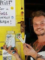 Muž na Jamajke rozdáva zadarmo jointy turistom, ktorí nazbierajú plný kôš odpadkov z pláže