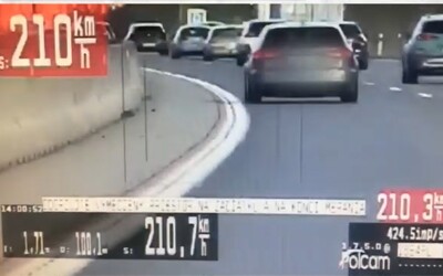 Muž na diaľnici v plnej premávke uháňal rýchlosťou až 210 km/h. Chytila ho policajná hliadka