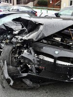 Muž na pervitinu v Praze ujížděl v kradeném BMW. Luxusní vůz zničil