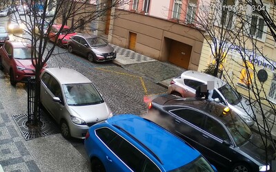 Muž na pražských Vinohradech surově zbil ženu, nacpal ji do auta a odjel