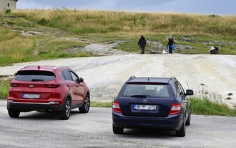 Muž na východe Slovenska nabúral do auta. Následne vystúpil z auta a bodol sa do hrude