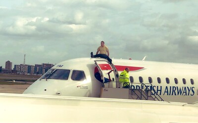 Muž na znak protestu proti klimatickej kríze vyliezol na strechu lietadla. Neskôr ochrankárov prosil, aby ho dali dole čo najskôr