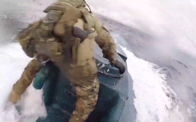 Muž pobřežní stráže skočil během plavby na ponorku, která převážela tuny kokainu
