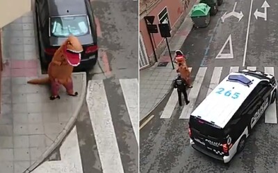 Muž během karantény běhal po ulici v kostýmu dinosaura. Musela ho dokonce řešit i policie