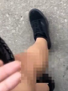 Muž před obchodem ejakuloval na nohu ženy. Známý rapper nabídl odměnu za jeho dopadení