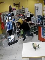 Muž přepadl benzinku v Praze. Maskoval se tak, že si obličej natřel černou barvou