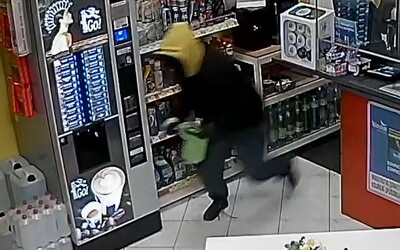 Muž přepadl benzinku v Praze. Maskoval se tak, že si obličej natřel černou barvou