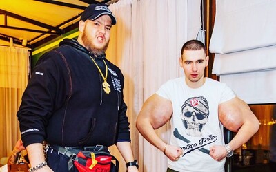 Muž s bicepsami ako Pepek námorník sa pripravuje na ďalší MMA zápas. Tentokrát ho trénuje ruský Hulk
