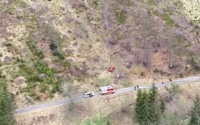 Muž sa pri Vyšnej Boci zrútil s autom do 300 metrov hlbokej rokliny. Zasahovať museli záchranári na helikoptére
