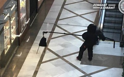 Muž sa v bratislavskom Auparku vyhrážal, že má bombu. Obchodné centrum okamžite evakuovali (Aktualizované)