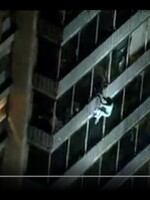 Muž sa zachránil pred požiarom, keď zliezol po balkónoch z výškovej budovy