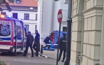 Muž útočil sekerou na Varšavskej univerzite: O život prišla jedna žena