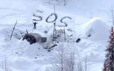 Muž uvízl v drsné aljašské divočině. Vojáci ho našli po 3 týdnech díky SOS ve sněhu