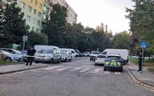 Muž v Bratislavě střílel na lidi z okna bytu. Z místa je hlášeno několik zraněných, policie ho zastřelila