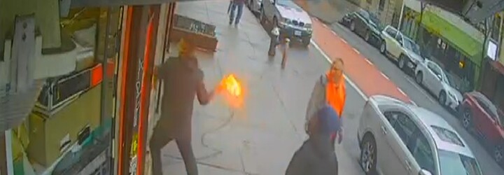 Muž v Brooklynu hodil zápalnou lahev do výlohy lahůdkářství, zranil zaměstnance (VIDEO)