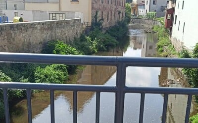 Muž v Chrudimi skočil z 5 metrů do řeky, aby zachránil tonoucí batole