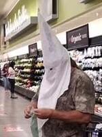 Muž v Kalifornii si místo roušky vzal do supermarketu masku Ku Klux Klanu
