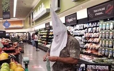 Muž v Kalifornii si místo roušky vzal do supermarketu masku Ku Klux Klanu