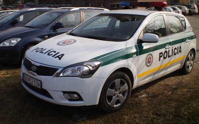 Muž v Košiciach obložil salámou policajné auto. Z miesta činu chcel utiecť, už je vo väzbe
