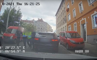 Muž v Praze přejel nohu městskému strážníkovi. „Vstávej, ty simulante!“ křičel na něj