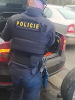 Muž v Praze řídil přes zákaz řízení. Aby policii zmátl, nahlásil jiné jméno, které však mělo zákazy čtyři