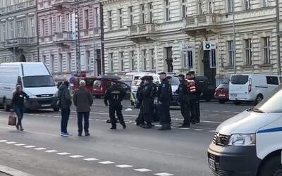 Muž v Praze se před policisty střelil do hlavy plynovkou. Zabiju se, křičel 