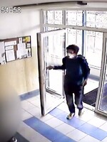 Muž v Praze sledoval 11letou dívku domů, pak ji zneužil ve výtahu