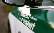 Muž v Rajci prepadol čerpaciu stanicu. „Máš na to päť sekúnd,“ povedal predavačke a mieril na ňu zbraňou