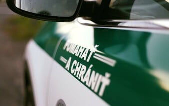 Muž v Rajci prepadol čerpaciu stanicu. „Máš na to päť sekúnd,“ povedal predavačke a mieril na ňu zbraňou