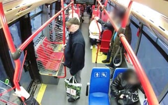 Muž v bratislavskej MHD zlomil žene nohu. Pátra po ňom polícia