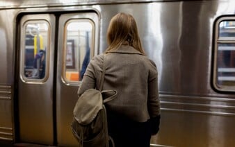 Muž v metru v New Yorku upálil zaživa ženu. Policie ho zadržela