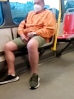Muž v pražské tramvaji onanoval před nezletilou dívkou. Ta ho natočila na video