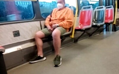 Muž v pražské tramvaji onanoval před nezletilou dívkou. Ta ho natočila na video