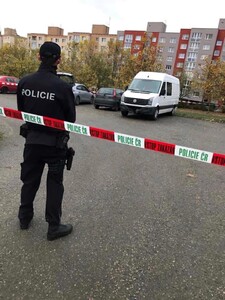Muž v pražském bytě střílel ze samopalu. Neustál hádku s partnerkou, policie ho zadržela