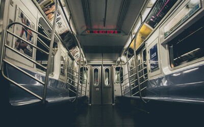 Muž ve Filadelfii znásilnil ženu ve vlaku. Cestující místo pomoci vytáhli telefon a incident natáčeli
