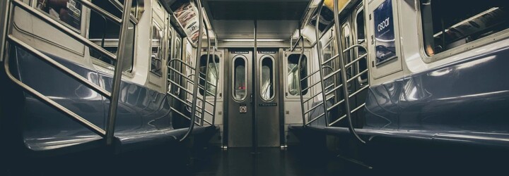 Muž ve Filadelfii znásilnil ženu ve vlaku. Cestující místo pomoci vytáhli telefon a incident natáčeli