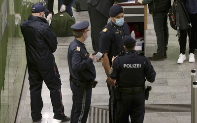 Muž vo Viedni vstal z lavičky a uľavil si pred policajtmi. Tí mu dali pokutu 500 €