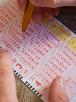 Muž vyhral 100 000 eur za to, že netrafil ani jedno číslo. Nová lotéria priniesla kurióznu výhru