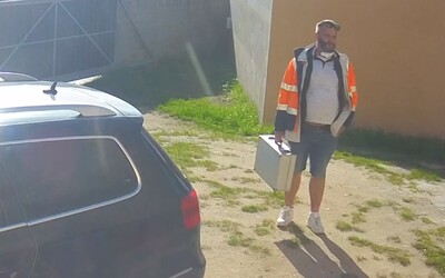 Muž vykradl v Praze dvě sanitky během nouzového stavu, sebral záchranářskou bundu a stříbrný kufřík
