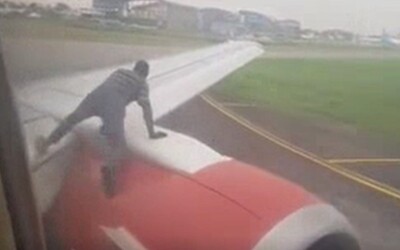 Muž vylezl na křídlo letadla, které se chystalo vzlétnout