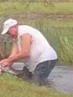 Muž z Floridy zachránil štěně z tlamy krokodýla. Skočil do vody a psa vlastníma rukama vysvobodil